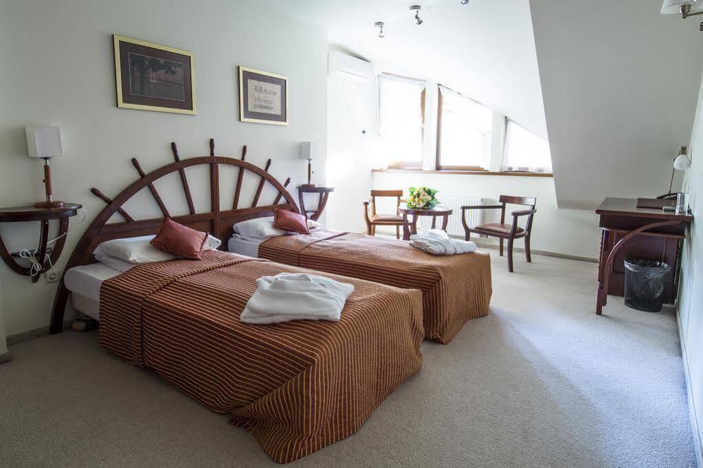 Port Hotel อาดาชิ ภายนอก รูปภาพ